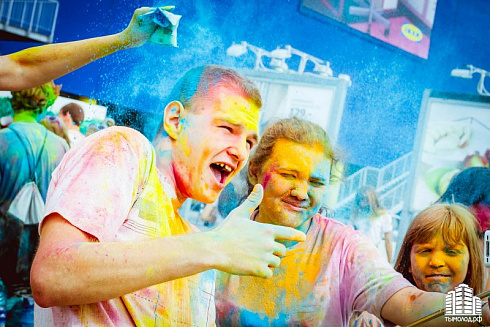 Фестиваль красок "Holi-Day" у ТЦ "МЕГА"