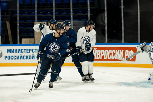 Шайбу, шайбу сибирские хоккеисты! 