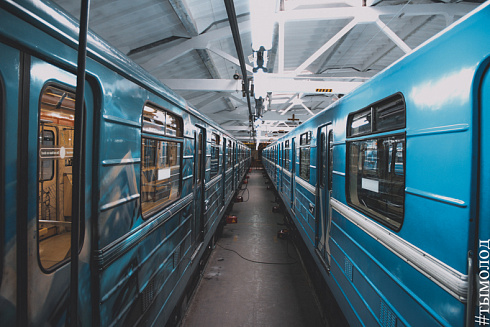 Как оформляют поезд-музей в новосибирском метро
