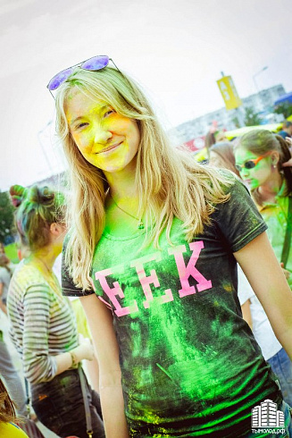 Фестиваль красок "Holi-Day" у ТЦ "МЕГА"