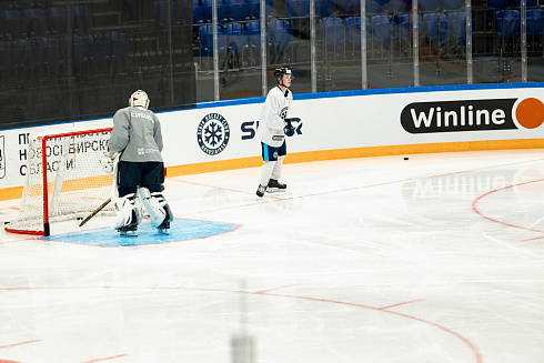 Шайбу, шайбу сибирские хоккеисты! 