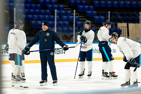 Шайбу, шайбу сибирские хоккеисты! 