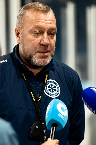 Шайбу, шайбу сибирские хоккеисты! 