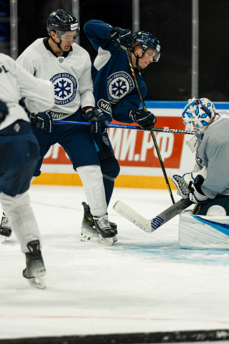 Шайбу, шайбу сибирские хоккеисты! 