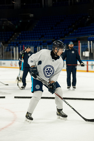 Шайбу, шайбу сибирские хоккеисты! 