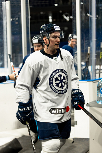 Шайбу, шайбу сибирские хоккеисты! 