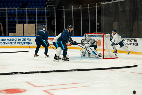 Шайбу, шайбу сибирские хоккеисты! 