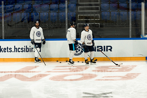 Шайбу, шайбу сибирские хоккеисты! 