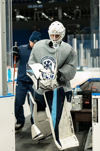 Шайбу, шайбу сибирские хоккеисты! 