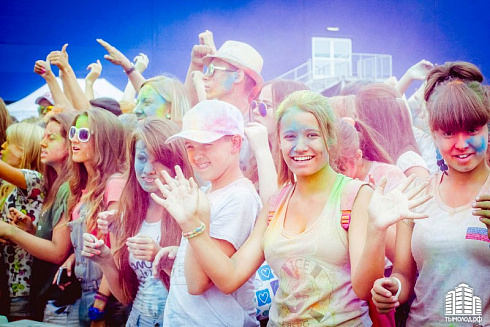 Фестиваль красок "Holi-Day" у ТЦ "МЕГА"