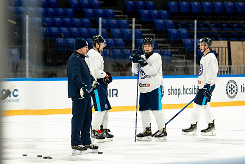 Шайбу, шайбу сибирские хоккеисты! 