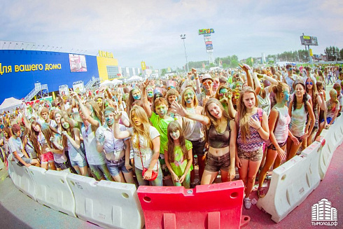 Фестиваль красок "Holi-Day" у ТЦ "МЕГА"