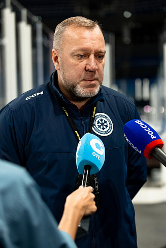 Шайбу, шайбу сибирские хоккеисты! 