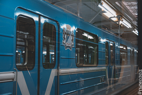 Как оформляют поезд-музей в новосибирском метро