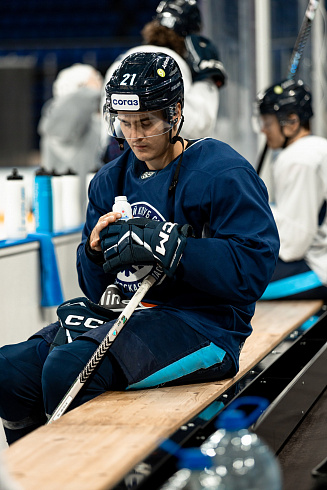 Шайбу, шайбу сибирские хоккеисты! 