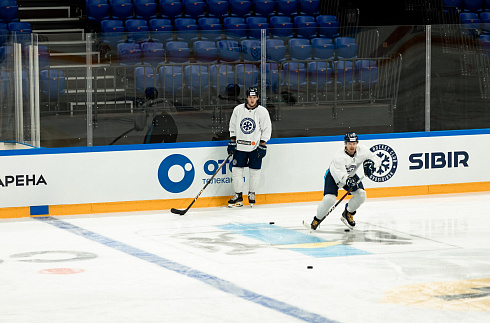 Шайбу, шайбу сибирские хоккеисты! 