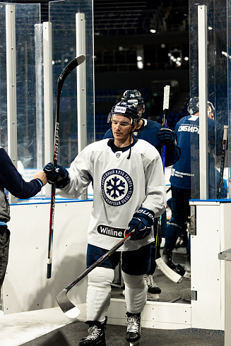 Шайбу, шайбу сибирские хоккеисты! 