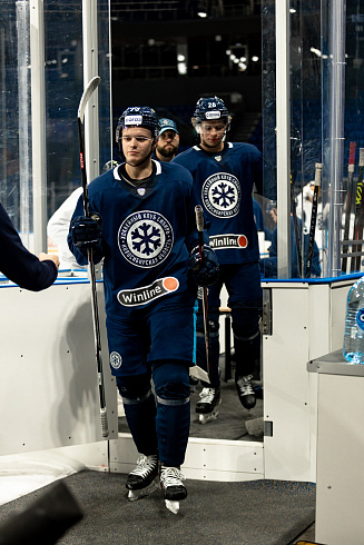 Шайбу, шайбу сибирские хоккеисты! 