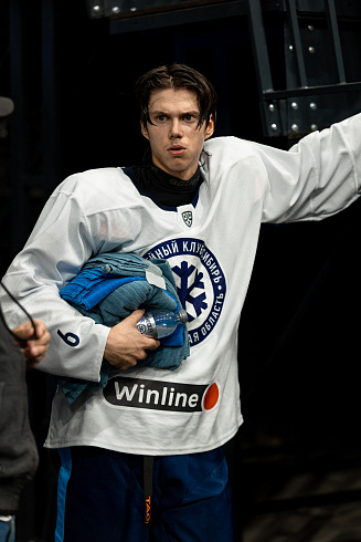 Шайбу, шайбу сибирские хоккеисты! 