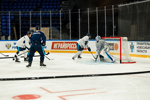 Шайбу, шайбу сибирские хоккеисты! 