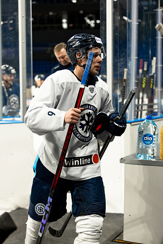 Шайбу, шайбу сибирские хоккеисты! 