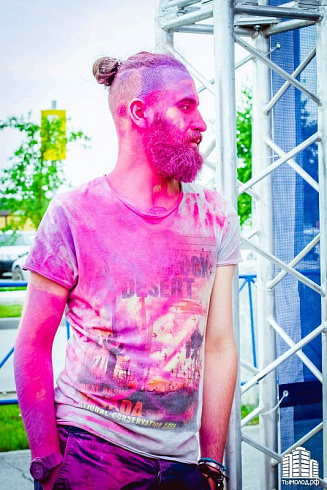 Фестиваль красок "Holi-Day" у ТЦ "МЕГА"