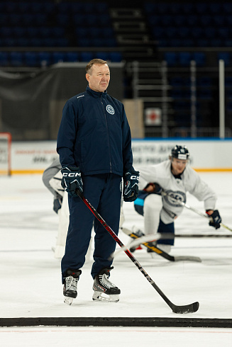 Шайбу, шайбу сибирские хоккеисты! 