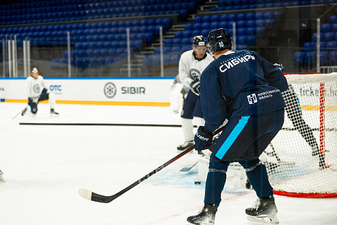 Шайбу, шайбу сибирские хоккеисты! 