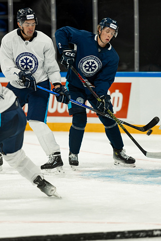 Шайбу, шайбу сибирские хоккеисты! 