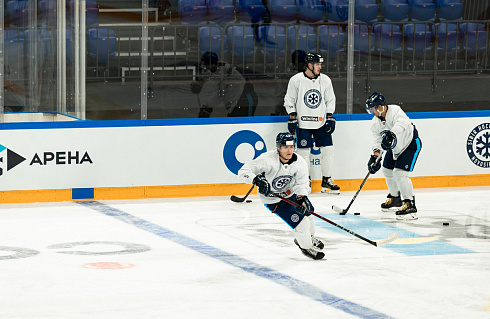 Шайбу, шайбу сибирские хоккеисты! 