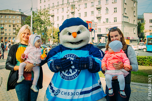 Талисман ХК "Сибирь" прогулялся по городу