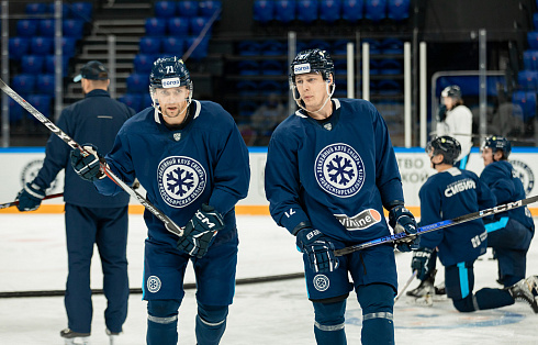 Шайбу, шайбу сибирские хоккеисты! 