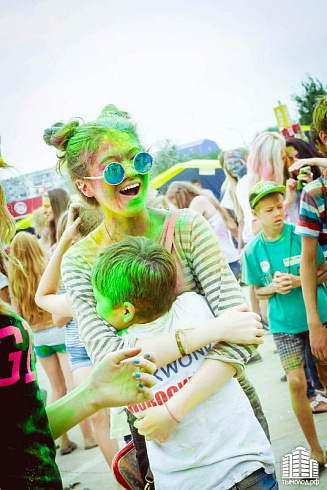 Фестиваль красок "Holi-Day" у ТЦ "МЕГА"