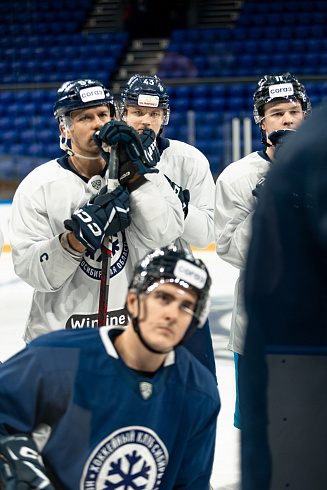 Шайбу, шайбу сибирские хоккеисты! 