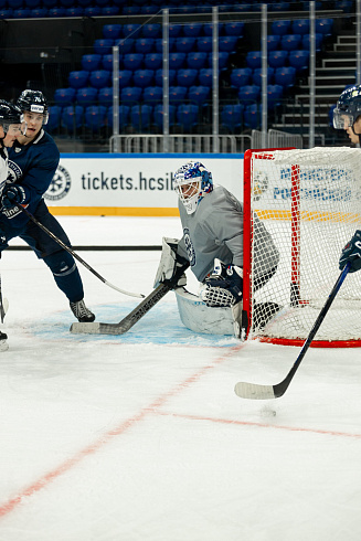 Шайбу, шайбу сибирские хоккеисты! 