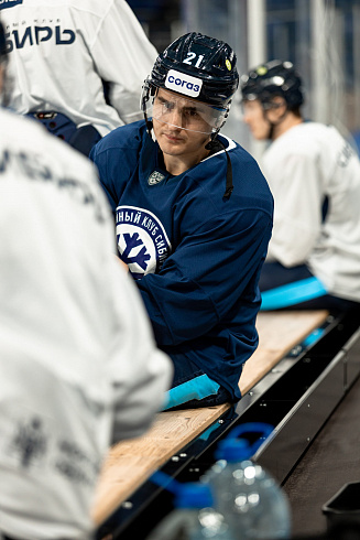 Шайбу, шайбу сибирские хоккеисты! 