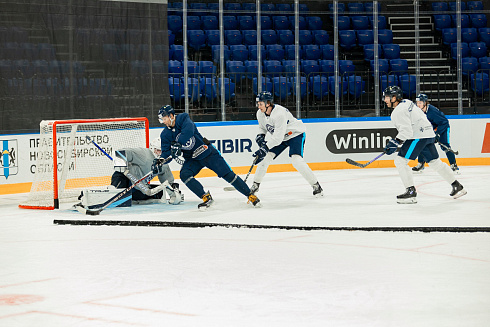 Шайбу, шайбу сибирские хоккеисты! 
