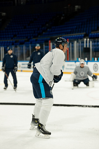 Шайбу, шайбу сибирские хоккеисты! 