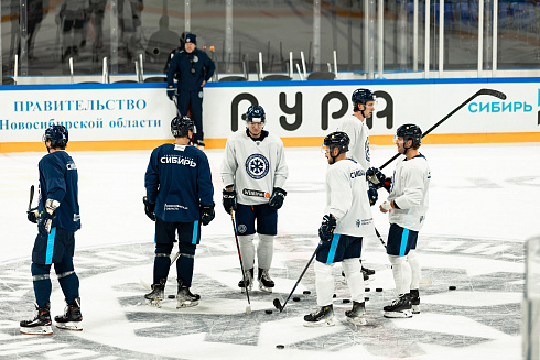 Шайбу, шайбу сибирские хоккеисты! 