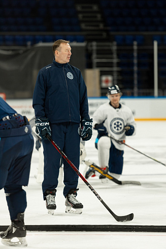 Шайбу, шайбу сибирские хоккеисты! 