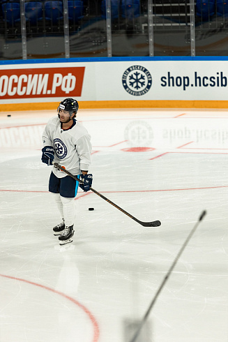 Шайбу, шайбу сибирские хоккеисты! 