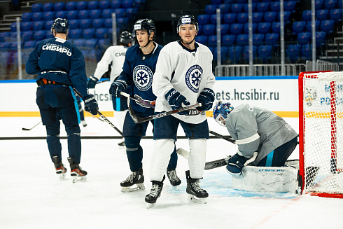 Шайбу, шайбу сибирские хоккеисты! 