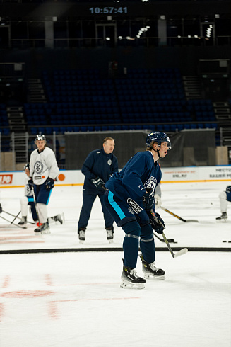 Шайбу, шайбу сибирские хоккеисты! 