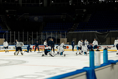 Шайбу, шайбу сибирские хоккеисты! 