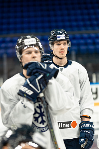 Шайбу, шайбу сибирские хоккеисты! 