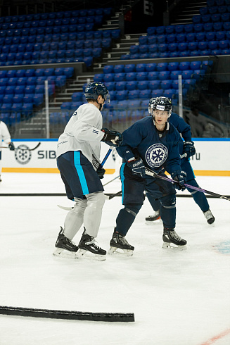 Шайбу, шайбу сибирские хоккеисты! 