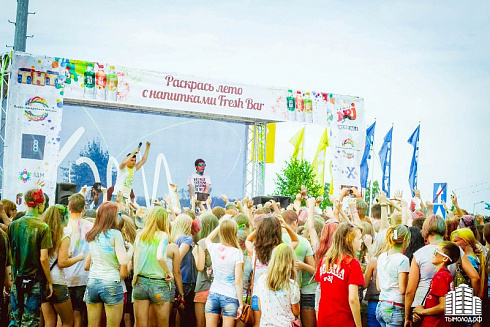 Фестиваль красок "Holi-Day" у ТЦ "МЕГА"