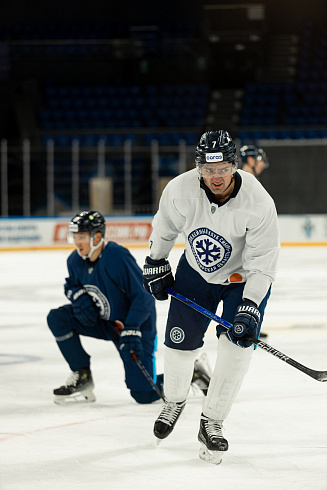 Шайбу, шайбу сибирские хоккеисты! 