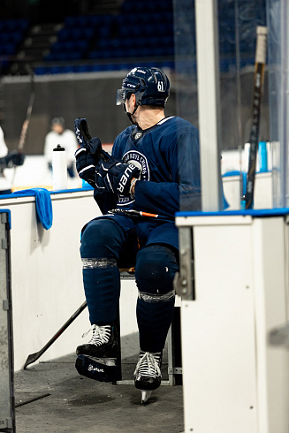 Шайбу, шайбу сибирские хоккеисты! 