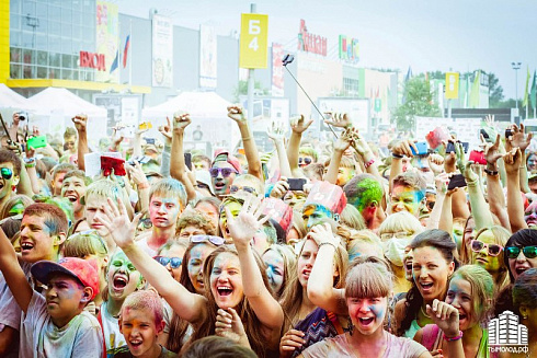 Фестиваль красок "Holi-Day" у ТЦ "МЕГА"